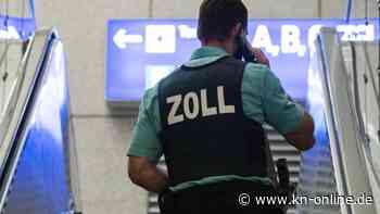 Zwischen Buchseiten versteckt: Frau mit 40.000 Euro am Flughafen erwischt