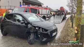 Nur kurz abgelenkt: Waldkraiburgerin (59) kracht gegen Baum