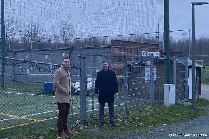 Vandalen houden lelijk huis op verlaten voetbalterreinen terwijl stad zoekt naar nieuwe club: “We hebben het hek nog maar net hersteld en het wordt alweer opengeknipt”