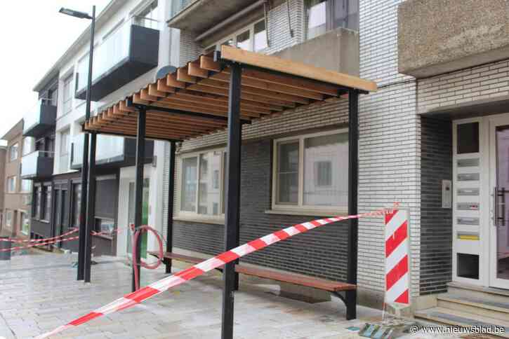 En dan zit je plots in het donker: koppel niet te spreken over bushok dat pal voor hun raam werd neergepoot