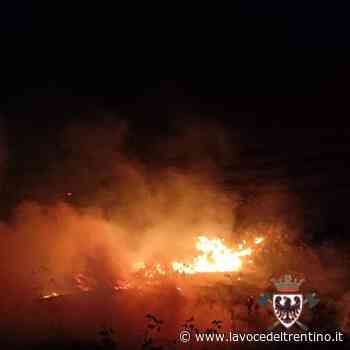 Bruciano centinaia di metri quadri di sterpaglie, vigili del fuoco all'opera - la VOCE del TRENTINO