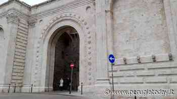 Arco di Duccio e segnali inopportuni. Come ti sfregio l’opera appena restaurata - PerugiaToday