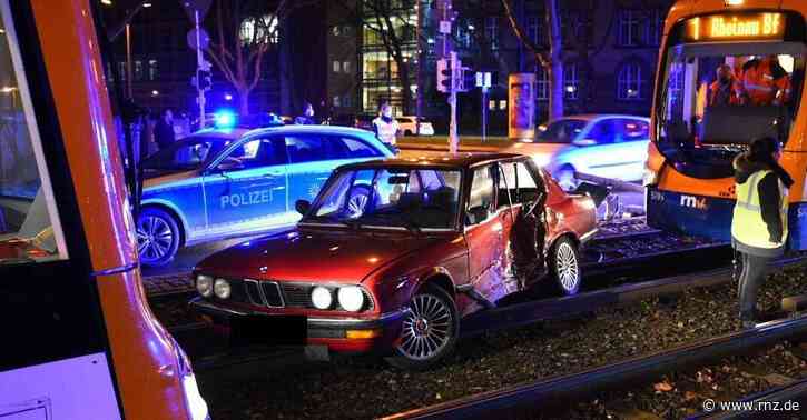 Mannheim:  BMW kollidierte mit Straßenbahn