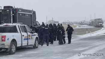 Kenney calls for calm at Alberta border blockade after some protesters breach police barriers
