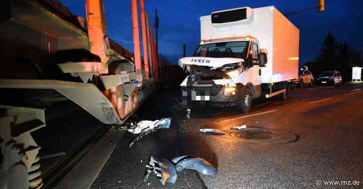Mannheim:  Lkw stößt mit Güterzug zusammen