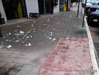 Trani, si rompe busta durante la raccolta ei rifiuti restano lì. Bottaro: «Città sporca, io primo responsabile» - ilgiornaleditrani - Radio Bombo