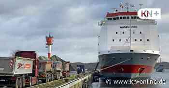 Containerfrachter fuhr in Kanal-Böschung