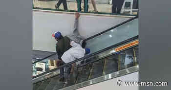 Homem fica com a cabeça presa em escada rolante de shopping - MSN