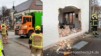Großalarm in Bruckmühl: Müllwagen reißt großes Loch in Hausmauer