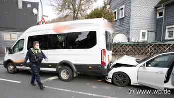 Siegen: Auto fährt auf Schulbus auf – sieben Verletzte - Westfalenpost