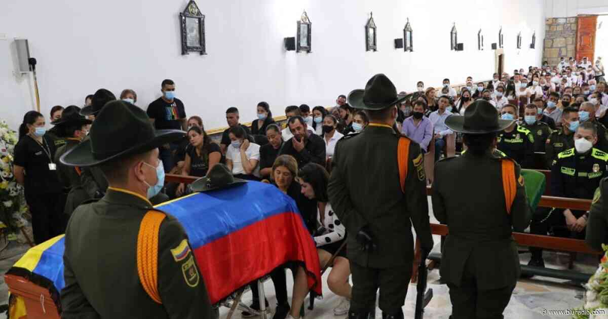En Güepsa, Santander, despidieron al patrullero William Echeverría muerto en ataque en Caquetá - Blu Radio