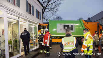 Mülllaster durchbricht Hauswand: Anwohner kommen mit Schrecken davon