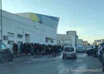 Vaccini, lunghe code a Floridia in contrada Vignarelli per le dosi - Nuovo Sud