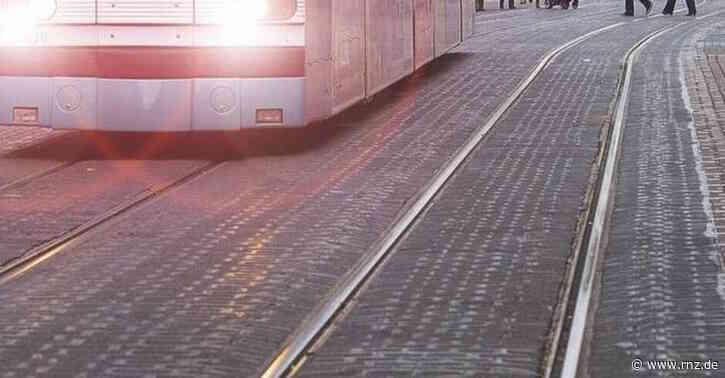 Heidelberg:  73-jährige Autofahrerin fährt auf Straßenbahn auf