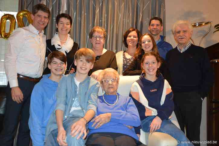 Stadsbestuur viert eeuwelinge Julia De Staebel