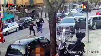 Rapine nei supermercati: bandito bloccato in stra-da da un carabiniere - Repubblica TV