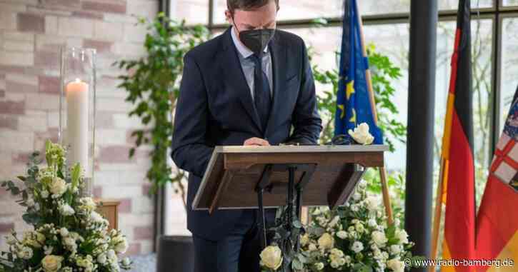 Staatskanzlei legt Kondolenzbuch für getötete Polizisten aus