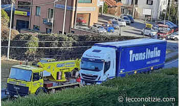 Calco, camion si blocca sulla SS 342: rallentamenti alla viabilità - Lecco Notizie