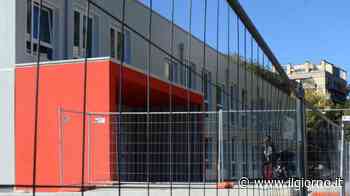 Scuola, cede parte di controsoffitto: evacuato il liceo Manzoni di Lecco - IL GIORNO