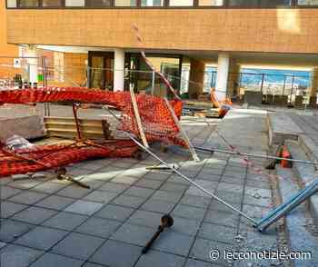 Lecco | Viale Montegrappa, transenne di cantiere disarcionate dal vento - Lecco Notizie