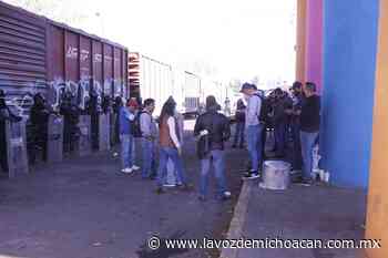 Pese a jaloneos, siguen libres vías del tren y CNTE advierte movilizaciones; Kansas reconoce labor del gobierno - La Voz de Michoacán