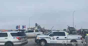 Trucks heading to U.S. finally get through Alberta border protests at Coutts
