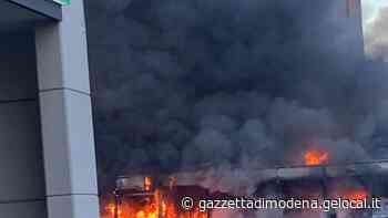 Carpi bus in fiamme in via Roosevelt. Passeggeri in salvo - La Gazzetta di Modena