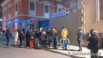 Bari, No Vax in coda davanti alla caserma dei carabinieri con la denuncia-fotocopia contro Draghi: "No alla d… - La Repubblica