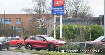 Live updates as police called to crash outside Immingham Jack's supermarket - Grimsby Live