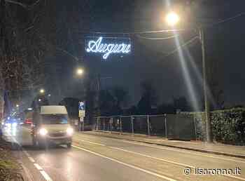 Saronno, luminaria dimenticata in via Varese… auguri di Natale a febbraio - ilSaronno