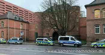Polizei sperrt Gelände ab: Bombendrohung im Justizzentrum Aachen