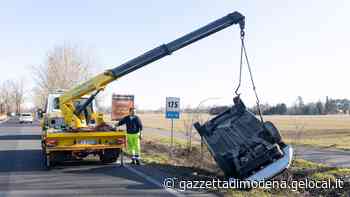Modena, auto capotta nel fosso: muore una 71enne. Tra le ipotesi il sole negli occhi o un malore - La Gazzetta di Modena