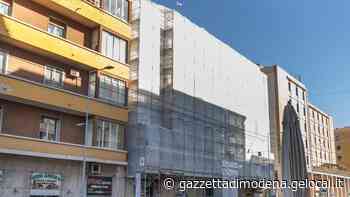 Modena, via Emilia Est: ll cantiere del palazzo blocca la ciclabile «Clienti investiti all'uscita dei negozi» - La Gazzetta di Modena