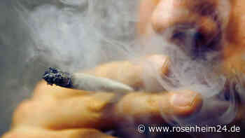 Nachbarin in Happing raucht nachts noch einen Joint im Bett