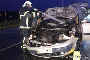 Berufsverkehr kommt ins Stocken: Renault steht in Bannewitz bei Dresden in Flammen! - TAG24