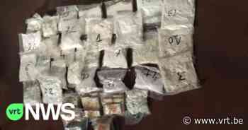 Oorlogswapens, politie-uniformen en 50 kilogram cocaïne aangetroffen bij huiszoekingen in Brussel - VRT NWS