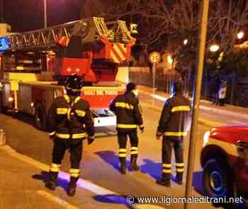 Trani, porta e... strada bloccate: vigili del fuoco in azione sul lungomare Chiarelli - ilgiornaleditrani - Radio Bombo