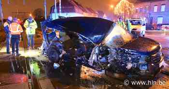 Trein grijpt wagen op overweg: automobiliste kan zonder problemen ontkomen - Het Laatste Nieuws