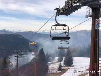 Incendio a Folgaria, in fiamme prato sotto funivia Serrada - Agenzia ANSA