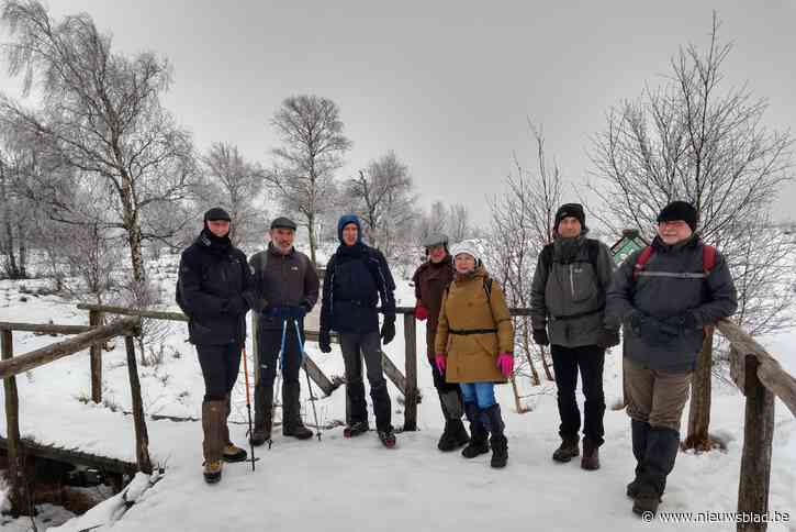 Natuurvrienden gaan op wandeltocht door de sneeuw