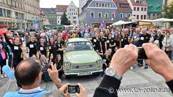 Weltrekord anerkannt: 20 Frauen passen in einen Trabi