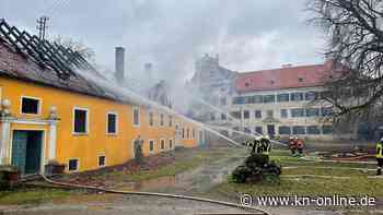 Ein Toter bei Feuer in Schlossanlage in Niederbayern