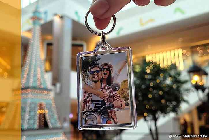 Lindsea, Chelsea en 12000 andere tortelduifjes tonen liefde met sleutelhanger:  Eiffeltoren staat tijdelijk in Wijnegem