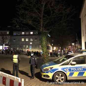"Spaziergang" und Gegendemo in Meschede - Radio Sauerland