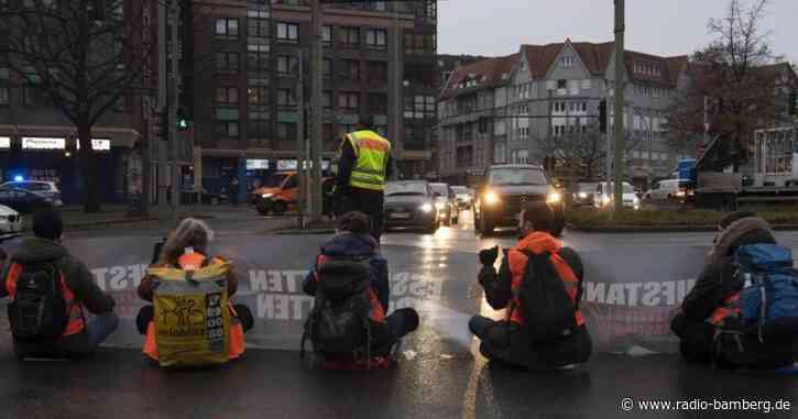 Festgeklebt auf Autobahn: Aktivisten blockieren erneut