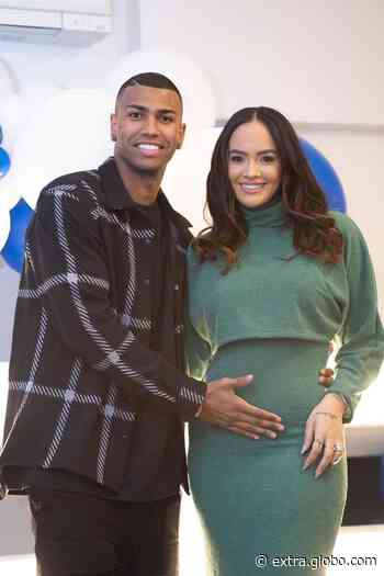 Ex-Seleção, Walace Souza e a mulher, Camila Trindade, anunciam que serão pais de gêmeos na Itália, onde ele joga hoje - Extra