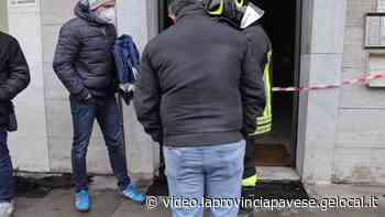 Palazzo a fuoco a Vigevano, i residenti rientrano per prendere gli effetti personali - La Provincia Pavese