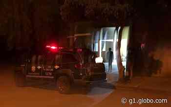 Assaltantes armados invadem casa e rendem família em Conchal - G1
