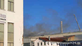 Lackiererei in Töging geht in Flammen auf - Großaufgebot der von Einsatzkräften vor Ort