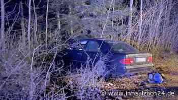 Betrunkener Autofahrer (25) kommt von Straße ab und prallt gegen Baum